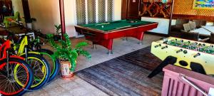 TemaeMOOREA - The Golden Reef Bungalow Bora Bora的一间带台球桌和乒乓球桌的房间