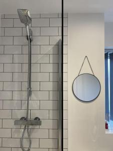 德比Erasmus House - 3 Bedrooms - City Centre, Netflix, WIFI, Free Private Parking的墙上的带圆镜子的淋浴