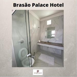 普鲁登特总统城Brasao Palace Hotel的白色的浴室设有卫生间和淋浴。