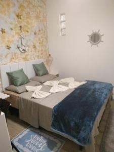 巴拉曼萨Apartamento CondominioEuropa centro de barra mansa的一间卧室配有一张带蓝色毯子的床