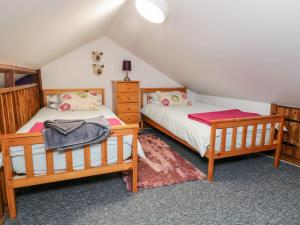 BroughWillow Lodge的带2张单人床的阁楼客房