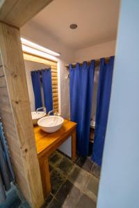 Monte RojoHacienda Cocuyo的浴室设有2个水槽和蓝色的淋浴窗帘