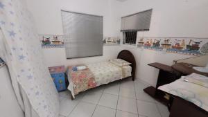 塞尔苏拉穆斯州长镇Casa de Praia em Palmas的一间小卧室,配有床和窗户