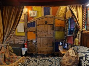 阿尔德利埃奇维兹塔旗豪华套房酒店的一间卧室配有一张床和一扇木门