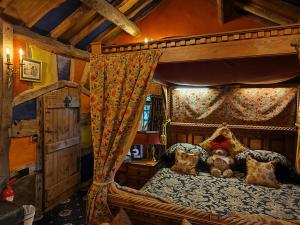 阿尔德利埃奇维兹塔旗豪华套房酒店的一间卧室配有一张带泰迪熊的天蓬床。