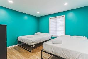 Cheerful 4 bedroom home with inground heated pool客房内的一张或多张床位