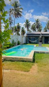 圣米格尔-杜戈斯托苏Village dos Coqueirais的房屋前的大型游泳池