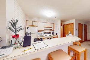 斯特拉顿Ober Tal Getaway的厨房配有带笔记本电脑和椅子的书桌