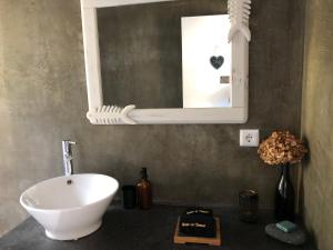 Santo AmaroCasa da Arquinha的浴室设有白色水槽和镜子