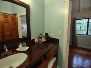 Santa ElenaSanta Cruz Cabins的一间带水槽和大镜子的浴室