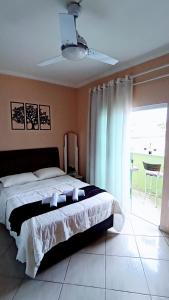 陶巴特Casa Confortável, 3 Quartos, Ar Condic. 300 Mega, Taubaté的一间卧室设有一张床和一个大窗户