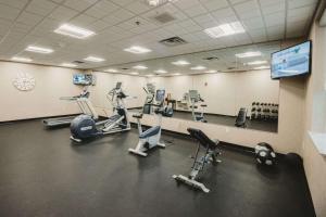 MadisonBest Western Plus Lakeview Hotel的健身房设有有氧器材和大镜子