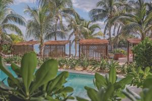 图卢姆图卢姆玛利亚海酒店 - 仅限成人入住的一个带游泳池和棕榈树的度假村