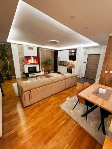 别拉什尼察Inverno Apartments Bjelašnica的客厅配有沙发和桌子