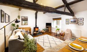 霍克斯黑德Craftsman Cottage的带沙发和壁炉的客厅