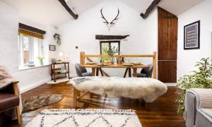 霍克斯黑德Craftsman Cottage的一间带木桌的客厅和一间餐厅