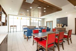 圣何塞Holiday Inn Express & Suites - San Jose Silicon Valley, an IHG Hotel的一间带桌椅的用餐室