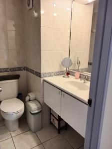 安托法加斯塔Espectacular Departamento frente al mar的浴室设有卫生间和带镜子的盥洗盆