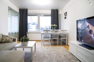 奥卢4-room apartment. Oulu city center的带沙发、电视和桌子的客厅