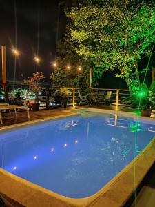 伊利亚贝拉SOL&MAR Suítes Ilhabela的夜间大型游泳池