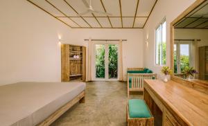 阿洪加拉Jungle Beach Ahungalla的一间卧室配有一张床和一张木桌