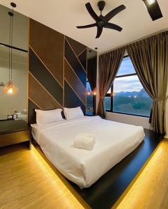 怡保Xii Mountain River View 2R2B 6pax centre of Ipoh的一间卧室配有一张大床和吊扇