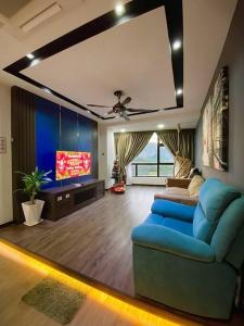 怡保Xii Mountain River View 2R2B 6pax centre of Ipoh的客厅配有蓝色的沙发和电视