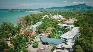 奥南海滩Holiday Style Ao Nang Beach Resort, Krabi的享有度假胜地的空中湖景