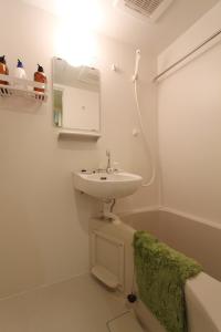 东京Building A101 / Vacation STAY 1277的浴室配有盥洗盆和浴缸。