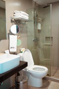 长滩岛乔尼的精品酒店的浴室配有卫生间、盥洗盆和淋浴。