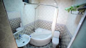 希瓦Guest House Dilorom的一间带水槽和卫生间的小浴室