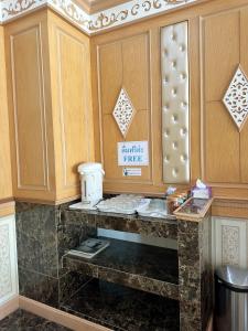 Nong Khaeโรงแรมกู๊ดเรสซิเดนซ์ - Good Residence的厨房配有带咖啡壶的吧台