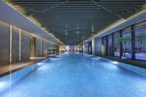 兰州兰州富力万达文华酒店的一座大型游泳池,位于一座拥有大型天花板的建筑内