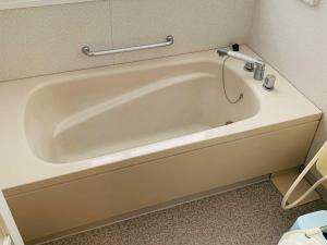 信浓拉博兰德库伊梅酒店的浴室设有白色浴缸。