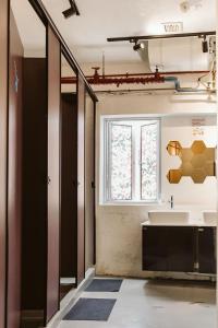 新加坡7 Wonders Hostel @ Boat Quay的一间带水槽和窗户的浴室
