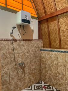 BesakihBesakih Homestay & Villa的带淋浴的浴室,配有壁挂式淋浴