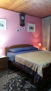斯库台Rooms for Rent的一间卧室配有一张床和粉红色的墙壁