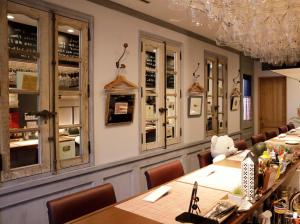 福冈precious days inn的一间带桌椅和吊灯的用餐室