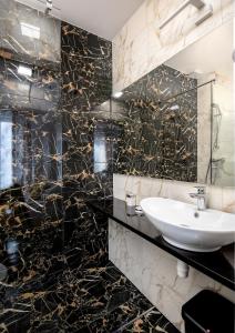 特兹萨茨Villa Vis a Vis的一间带水槽和镜子的浴室