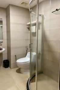 拿笃沙巴拿笃我的驿站酒店的一间带卫生间和玻璃淋浴间的浴室
