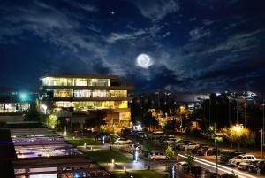 伊斯坦布尔阿塔科伊滨海公园公寓式酒店的城市的夜景与满月