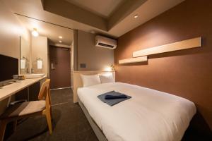 中津川市Onn nakatsugawa的酒店客房设有一张大床和一个水槽