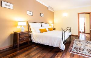 科尔蒙斯Buccara B&B Due Del Monte的一间卧室配有带白色床单和黄色枕头的床。