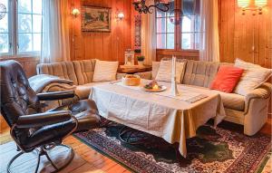 斯朱森3 Bedroom Stunning Home In Sjusjen的客厅配有桌子和沙发