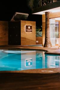 阿尔巴·阿德里亚蒂卡Almaluna Hotel & Resort的一张桌子,上面有两个盒子和一个游泳池