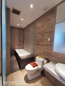 新山京都精品酒店的浴室配有卫生间、盥洗盆和浴缸。