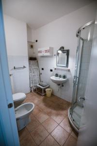皮特拉利古Agriturismo Rose di Pietra的浴室设有2个卫生间、水槽和淋浴。