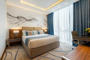 吉达CHARLI Hotel Jeddah的酒店客房设有一张床和一个大窗户