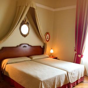 科瓦东加阿尔塞亚佩拉约大酒店的一间卧室设有一张床和一个窗口