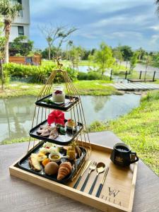 Fan-tzu-liao垦丁砂岛W-Villa海景渡假会馆的桌上装有一盘食物的托盘